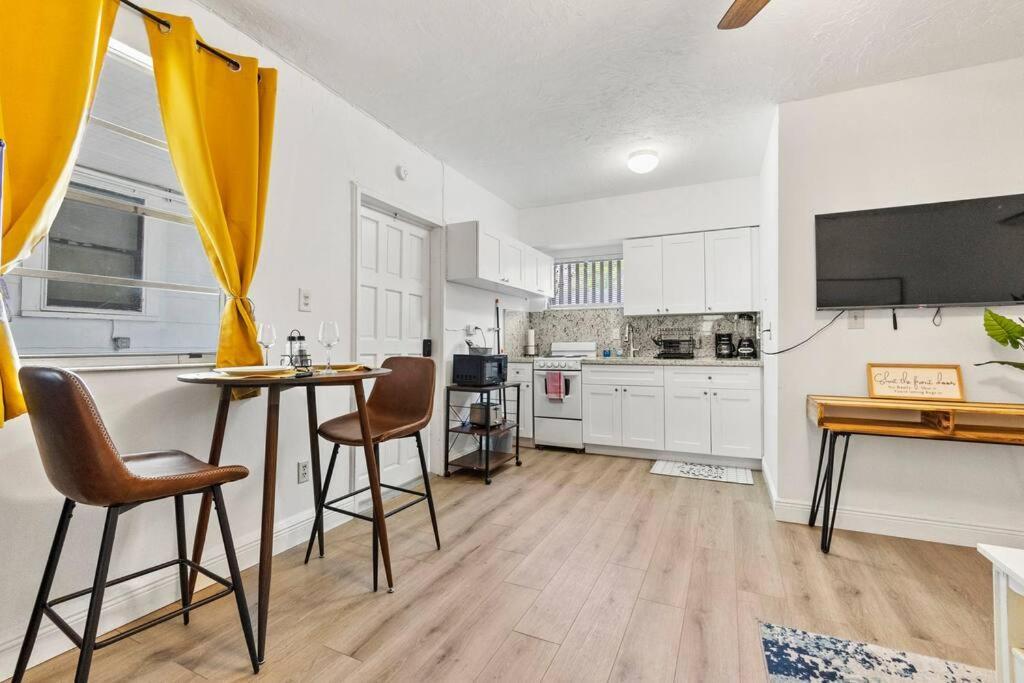 Intimate Casita Mia Minutes Away From Airport, Calle 8, Brickell, Coral Gables, The Beach And More! Miami Dış mekan fotoğraf
